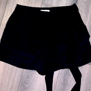 Like new Monteau Large Short, sleek and dressy .